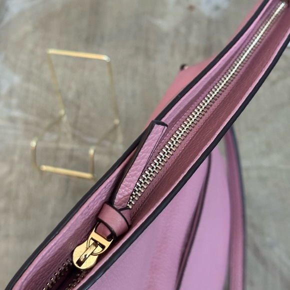 Tory Burch Thea foldover crossbody bag in pink leather - Picture 4 of 17